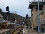 Eine scheinbar dramatische Situation ereignete sich am 12.02.2011 im unteren Bahnhof Zeulenroda: Mehrere Autos überqueren noch ungestört den geöffneten Bahnübergang, obwohl schon